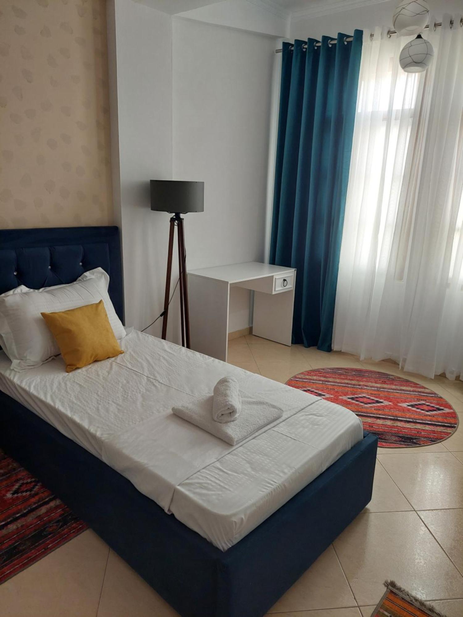 Godard Apartments Вльора Екстер'єр фото
