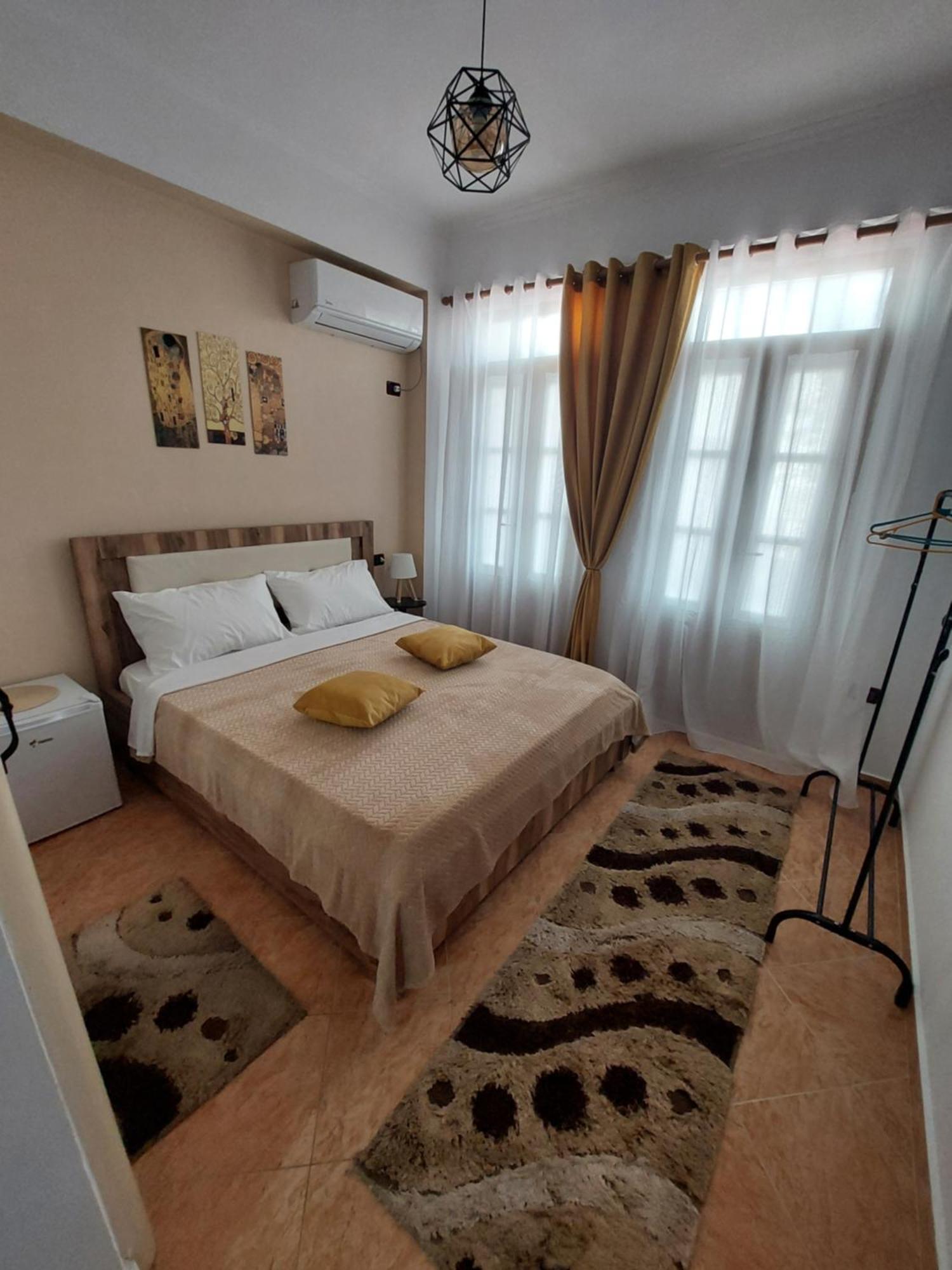 Godard Apartments Вльора Екстер'єр фото