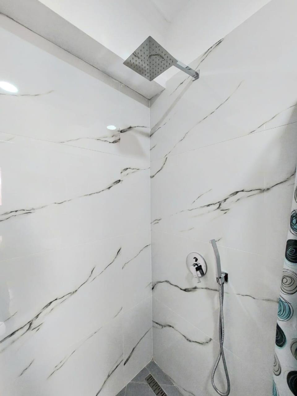 Godard Apartments Вльора Екстер'єр фото