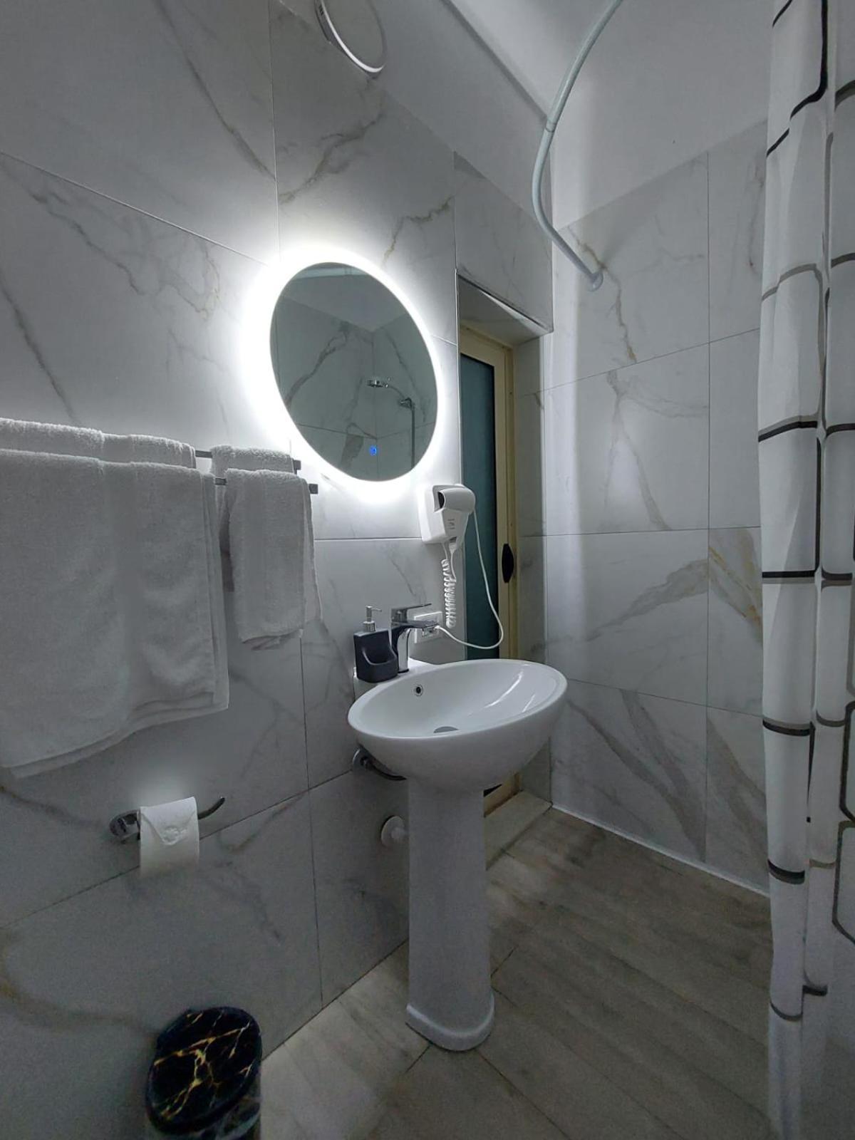 Godard Apartments Вльора Екстер'єр фото