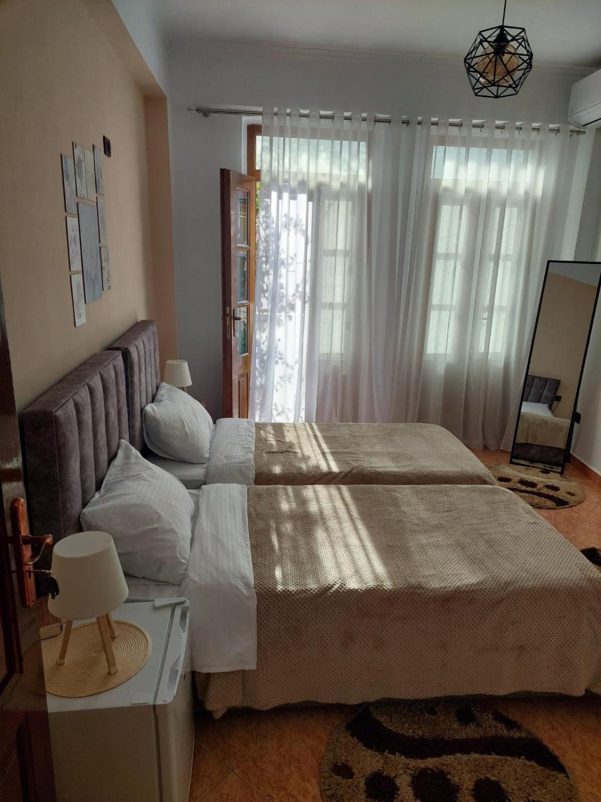 Godard Apartments Вльора Екстер'єр фото