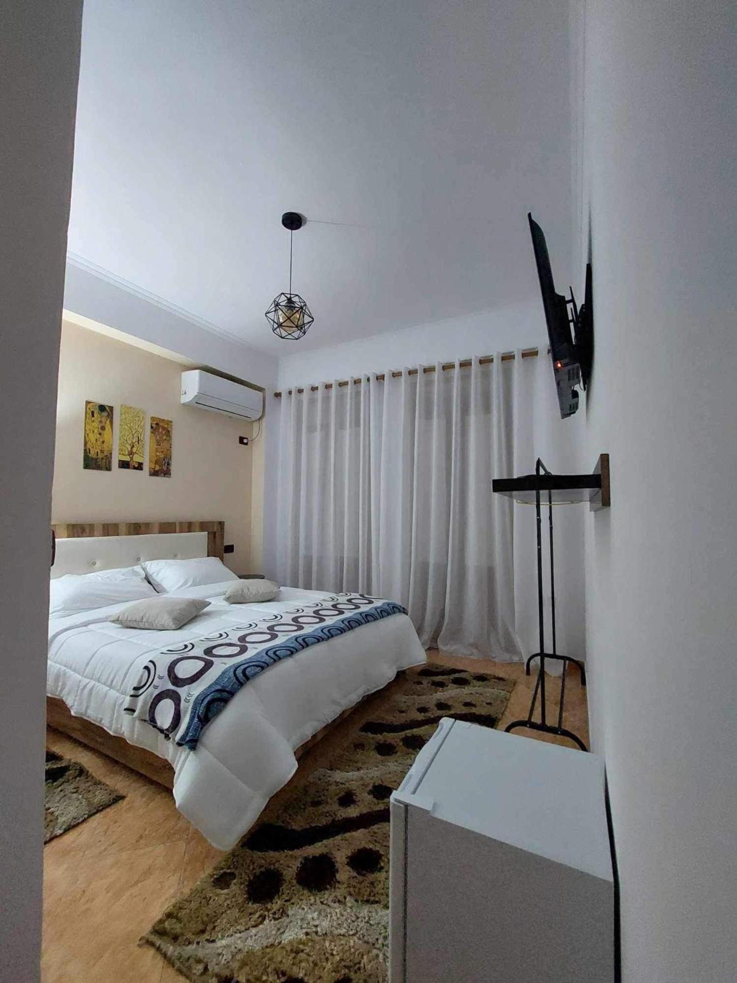 Godard Apartments Вльора Екстер'єр фото